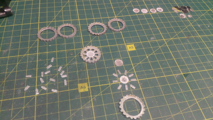 Предсобранная заготовка катка и детали из которых собираются заготовки