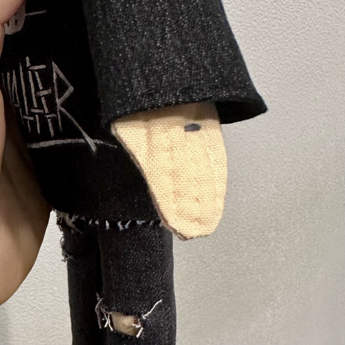 Кольцо обозначила ниткой.