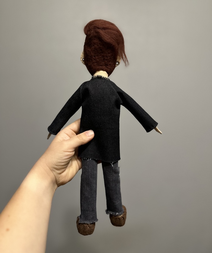 Рисунок на кофте - акриловая краска (название песни).