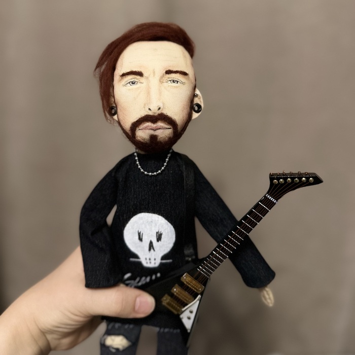 Сделала за неделю и месяц ждала гитару для полного образа))