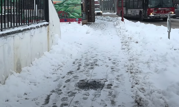 под ногами месилово снежное