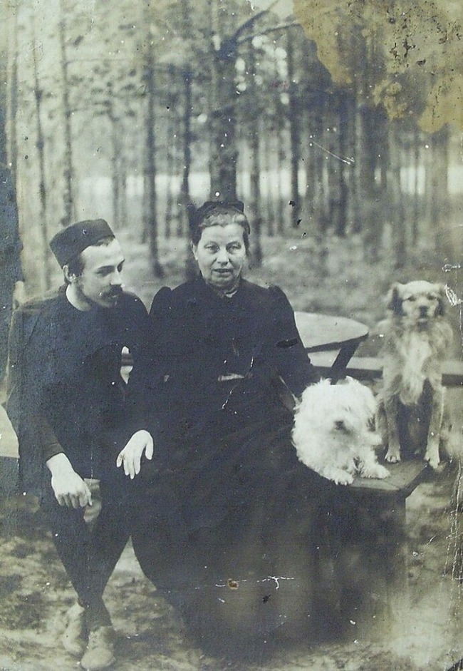 Анисья с сыном Борисом, рядом домашние любимцы Грош и Алтын.