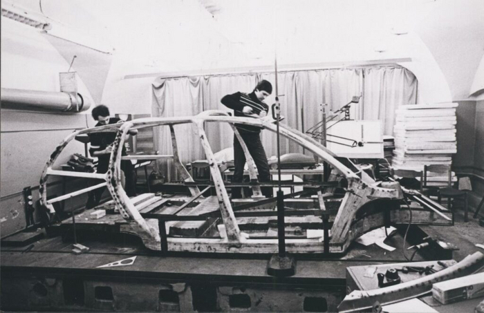 Геннадий Хаинов (слева) и Дмитрий Парфёнов за сборкой несущего каркаса кузова «Охты». Фото В.Н. Лазовского из личного архива Дмитрия Парфёнова