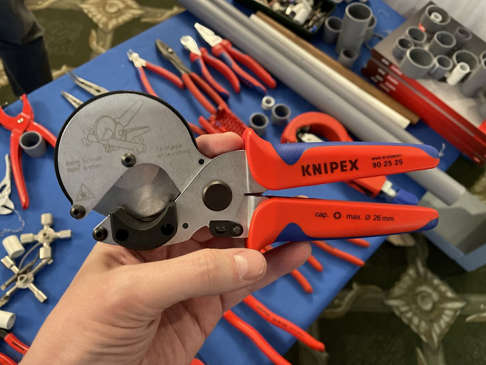 Очень необычные ножницы с заточенным диском для труб и шлангов. Фото