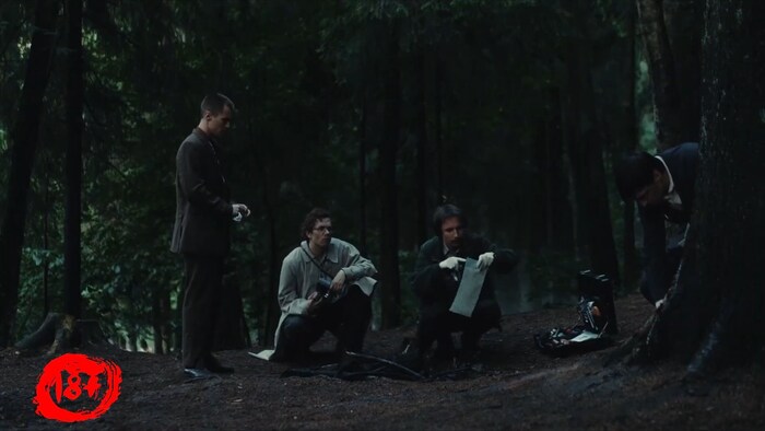 Нашел и сует в пакет