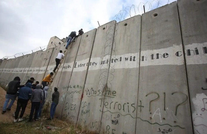 Когда-то мир осуждал Берлинскую стену