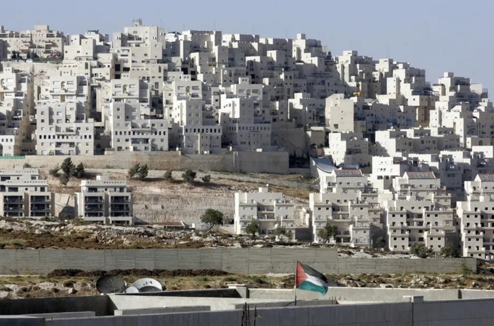 Одно из таких поселений на холме. Палестинцам нельзя за забор.