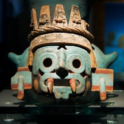 Ритуальный кувшинчик в форме Тлалока - круглые глаза, клыки, змеи, корона