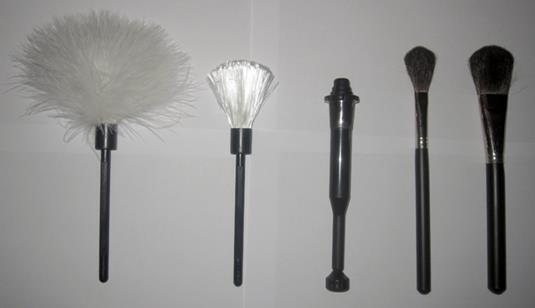 Дактилоскопические кисти: магнитная (в центре) так и немагнитные.