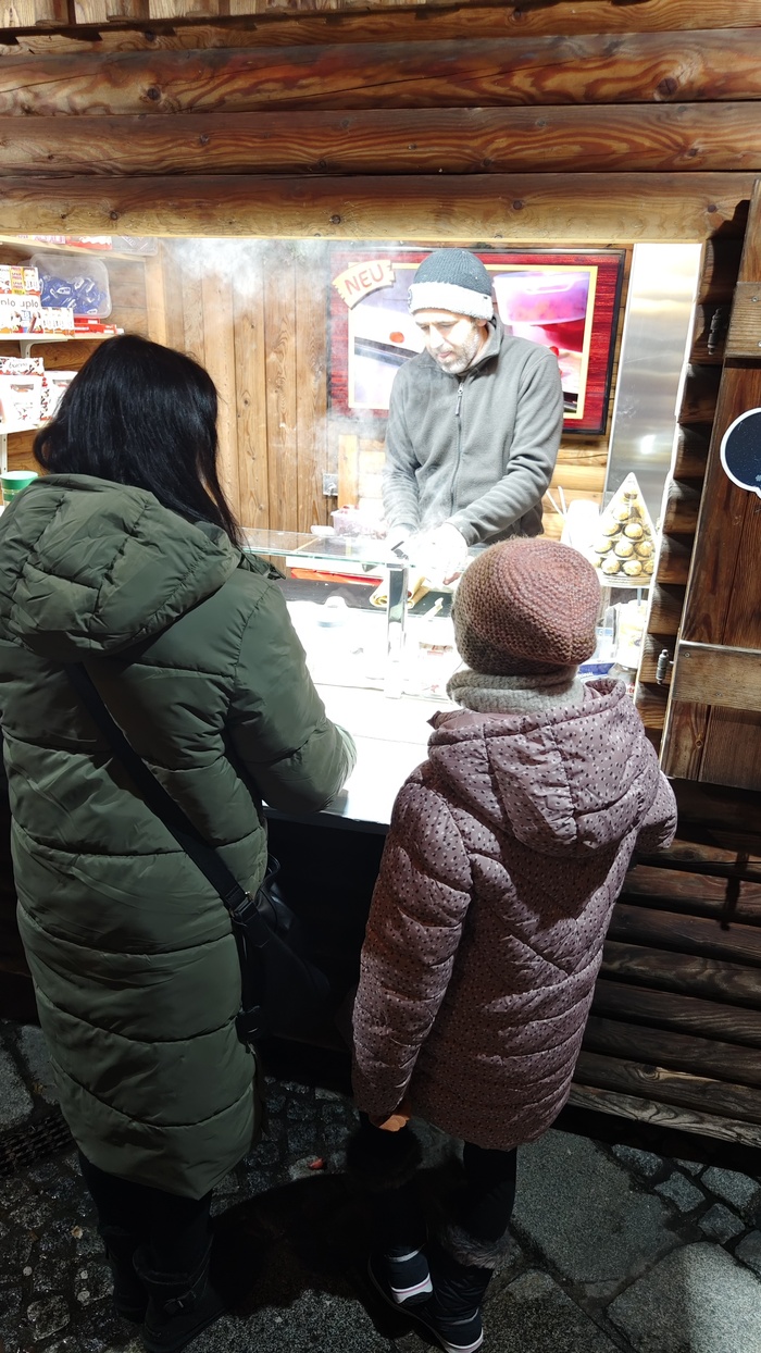 Метровые блинчики представляют собой прямоугольную полосу теста, а не круг