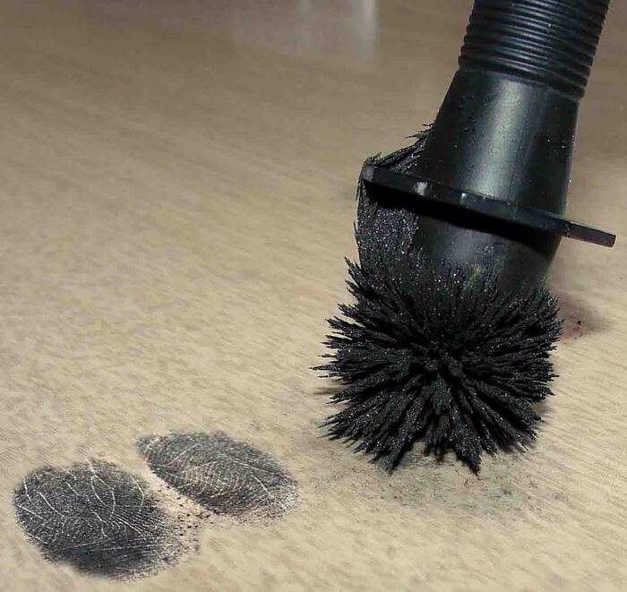 Выявление следов рук при помощи дактилоскопического магнитного порошка и дактилоскопической магнитной кисти.