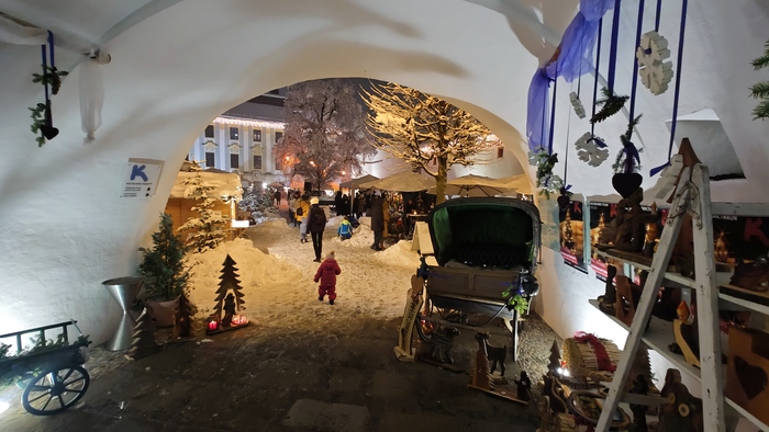 Под каменными сводами