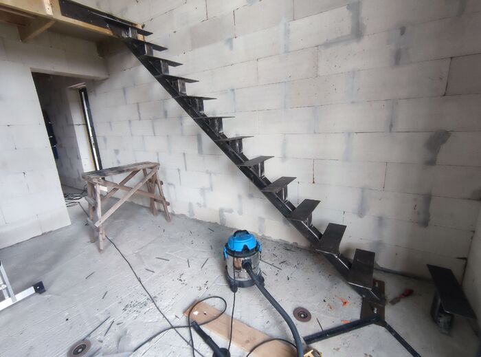 Дом 120 м2 в стиле барнхаус в одни руки. Сезон 2023. Часть 6. Колхозим лестницу и перила за 40к вместо 400к!