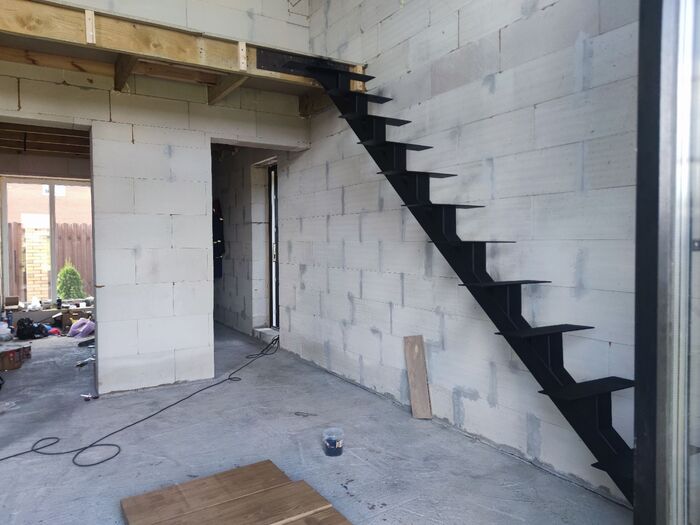 Дом 120 м2 в стиле барнхаус в одни руки. Сезон 2023. Часть 6. Колхозим лестницу и перила за 40к вместо 400к!