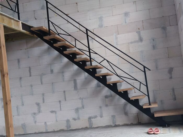 Дом 120 м2 в стиле барнхаус в одни руки. Сезон 2023. Часть 6. Колхозим лестницу и перила за 40к вместо 400к!