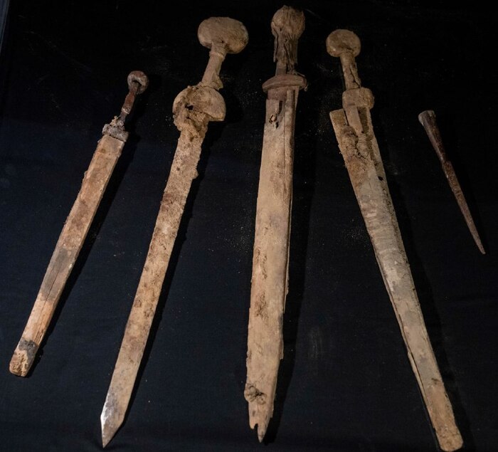 Железяки всякие валяются!