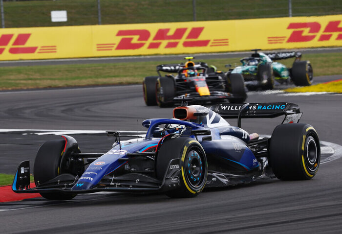 Алекс Албон опережает Серхио Переса на Гран-При Великобритании