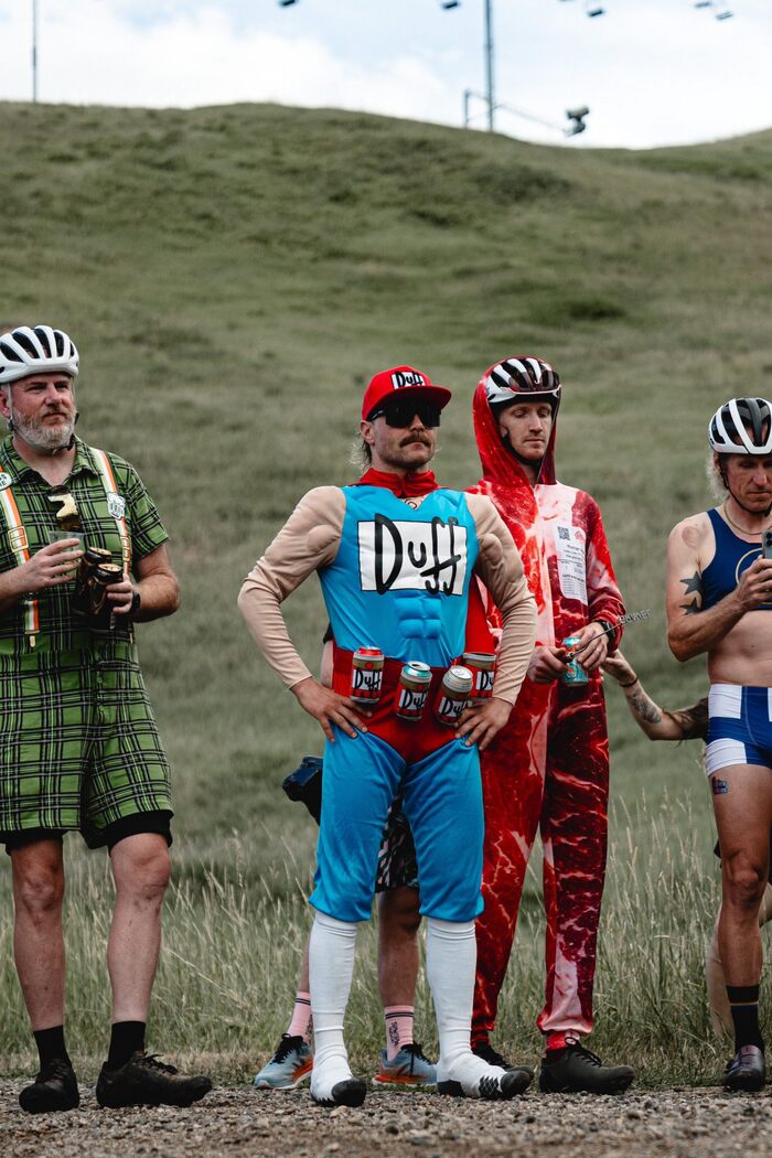 Вальтери Боттас перед грунтовой велогонкой в США в образе «Даффмена» из мультсериала «Симпсоны»