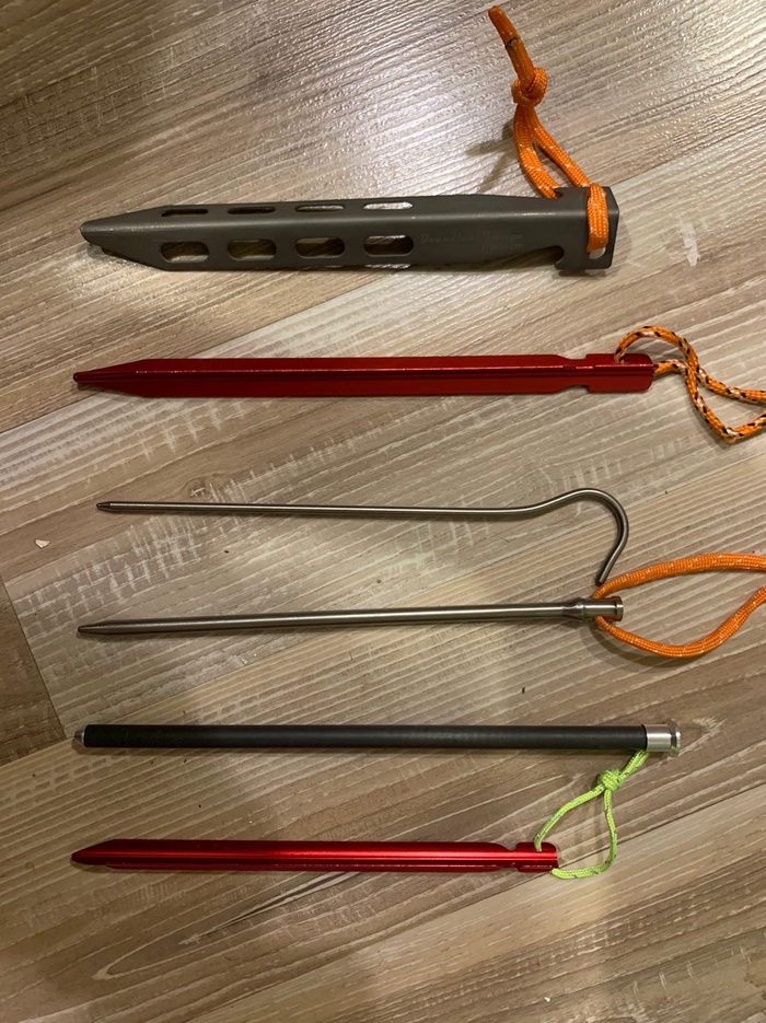 Арсенал колышков одного из участников легкоходного сообщества