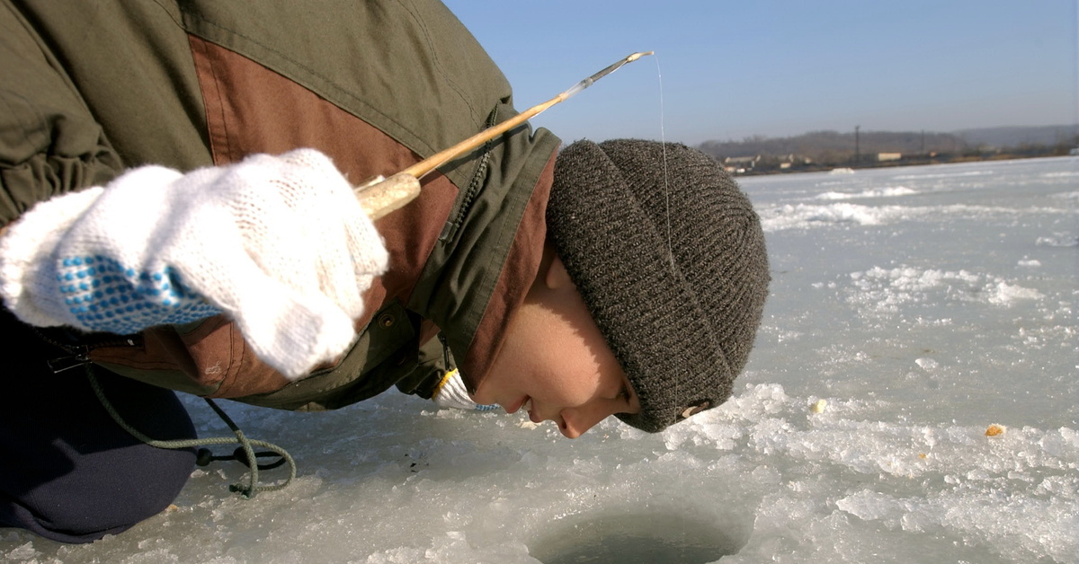 Плюсы зимней рыбалки. Рыбак зимой. Зимняя рыбалка приколы. Зимняя рыбалка лунка. Рыбак у лунки.