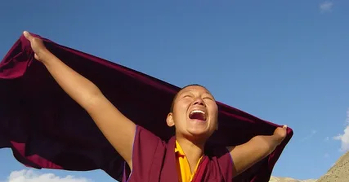 Дзен улыбнись. Тибетские буддисты. Буддисты в Гималаях. Тибет монахи. Монах улыбается.