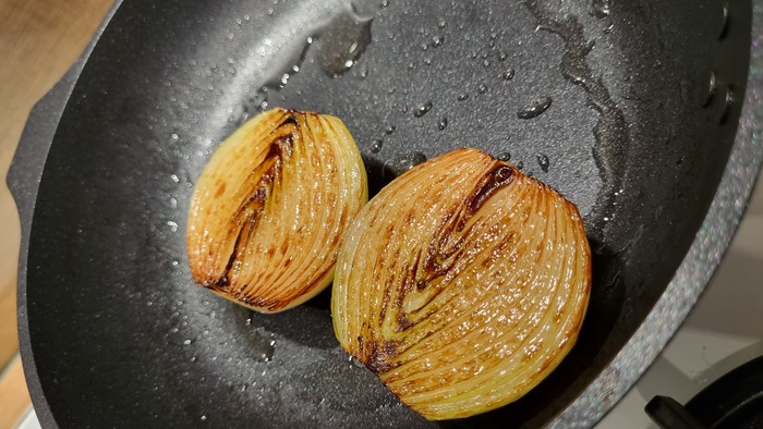 Лук в бульон, масло оставляем. В нём потом лук и морковь поджарим.