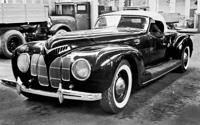 ЗИС-101А-Спорт получил 6,0-литровый двигатель с отдачей 141 л.с. В подвеске применили стабилизаторы поперечной устойчивости.