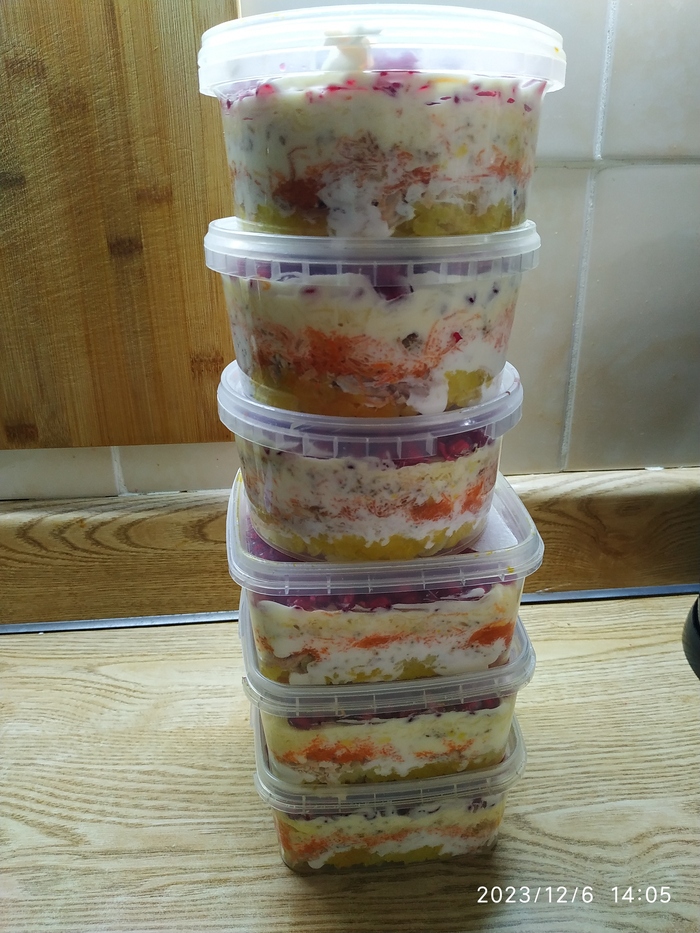 Сделала в пол литровых контейнерах, очень удобно сразу съесть.