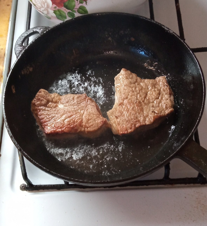 Обжариваем говядину