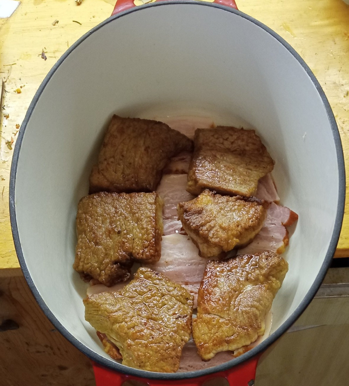 Укладываем слой мяса