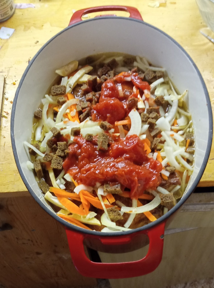 Помидоры все же взял итальянские резаные, не поднялась рука на последний томат на ветке.