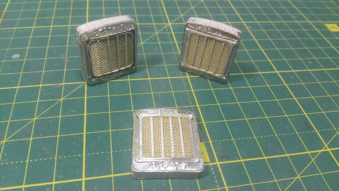 Радиатор с закрепленной решеткой