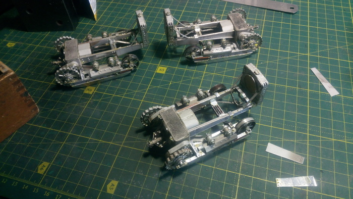 Два корпуса с закреплёнными нижними листами, один стоит ждёт своей очереди