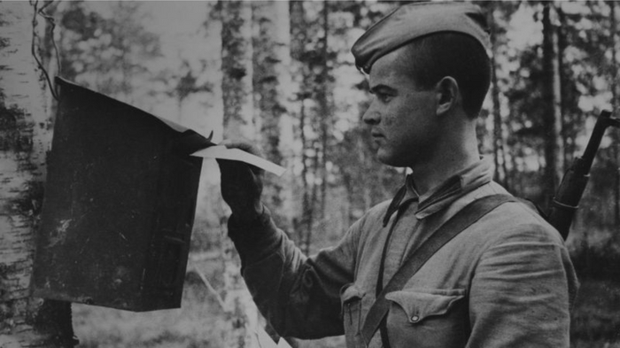 Боец 311-й стрелковой дивизии отправляет письмо в ящик полевой почты в районе Новых Киришей. Надпись на обороте: «311 сд. Лети до дома фронтовая весточка…»