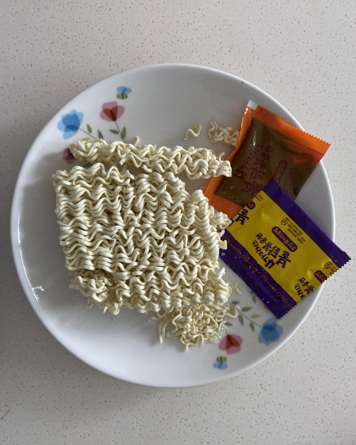 Состав: лапша, соус острый, сырный порошок