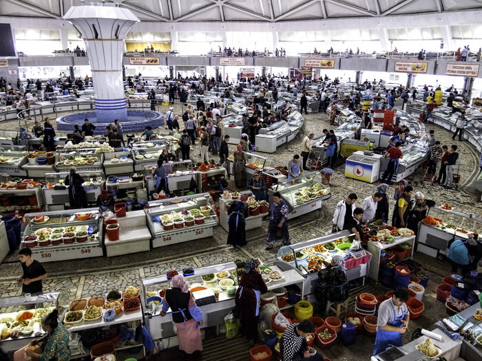 Активная торговля под куполом (фото взято здесь: <!--noindex--><a href="https://pikabu.ru/story/puteshestvie_v_uzbekistan_part_ii_tashkent_kuda_skhodit_10913594?u=https%3A%2F%2Fcommons.wikimedia.org%2Fwiki%2FFile%3ABazar.JPG&t=https%3A%2F%2Fcommons.wikimedia.org%2Fwiki%2FFile%3ABazar.JPG&h=4c5bb05258d42dc1e87fdebb985cd68a842b0eb8" title="https://commons.wikimedia.org/wiki/File:Bazar.JPG" target="_blank" rel="nofollow noopener">https://commons.wikimedia.org/wiki/File:Bazar.JPG</a><!--/noindex-->)