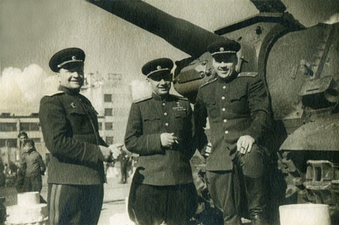 2 Соратники Зальцмана. Слева — Николай Леонидович Духов, главный конструктор завода. Справа — Сергей Несторович Махонин, главный иженер