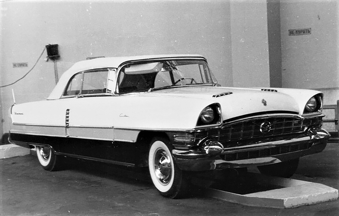 Американский Packard Caribbean Convertible воодушевил дизайнеров Горьковского автозавода на придание советской машине стремительных обтекаемых форм.