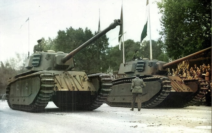 Танки ARL 44 проходят парадным строем