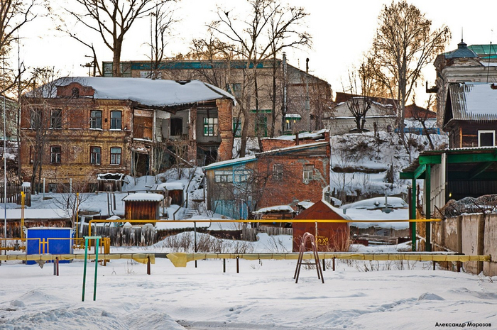 Дом на момент съемки лет 10 назад был жилым. Сейчас снесен, опасности больше не представляет. Прочие хозяйственные постройки принадлежат частному сектору, большей частью сохранились до сих пор.