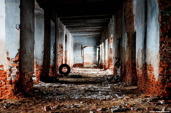 По дороге на Воложку нас встречало вот такое интересное здание. Теперь обшито сайдингом и закрыто от посторонних. Похоже, что склад.