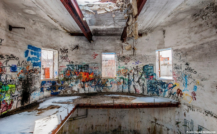 Довольно опасное строение на берегу Камы. Сейчас все входы и окна наглухо заложены кирпичом