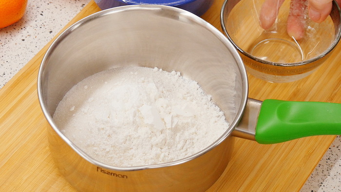 К сахару добавляем 20 грамм любого крахмала. Перемешиваем сахар с крахмалом.