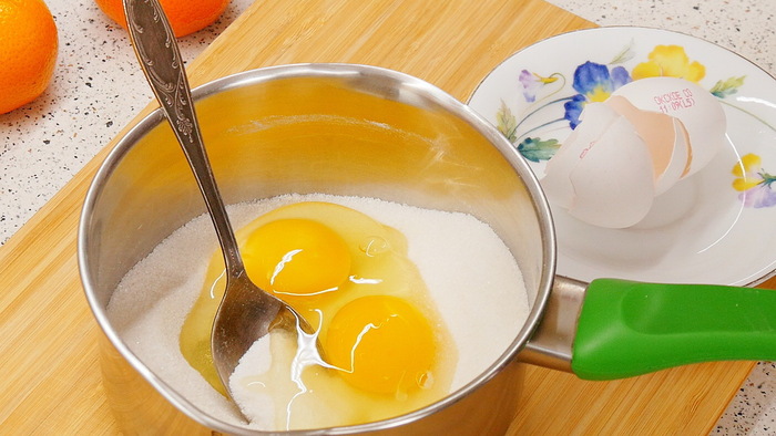 Добавляем два яйца.