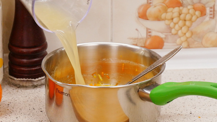 Из лимона с помощью соковыжималки добываем 50 мл сока и добавляем туда же.