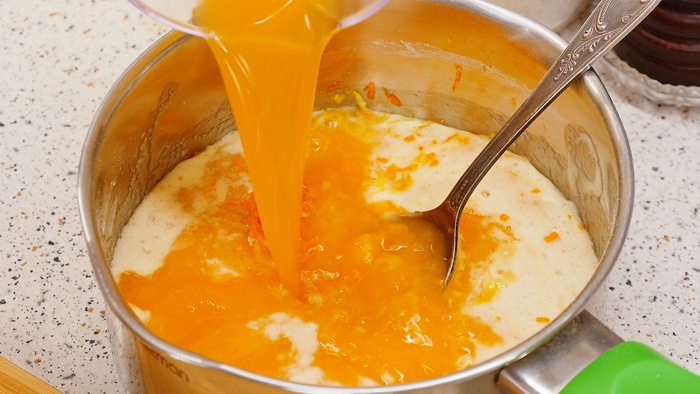 Из мандаринов добываем 150 мл сока и тоже добавляем в ковшик. Всё снова хорошо перемешиваем.