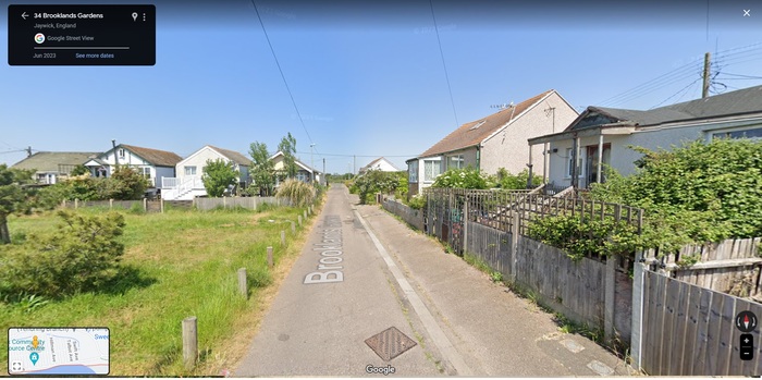 Две машины не разъедутся. зато всегда есть повод поорать о праве преимущественного проезда.