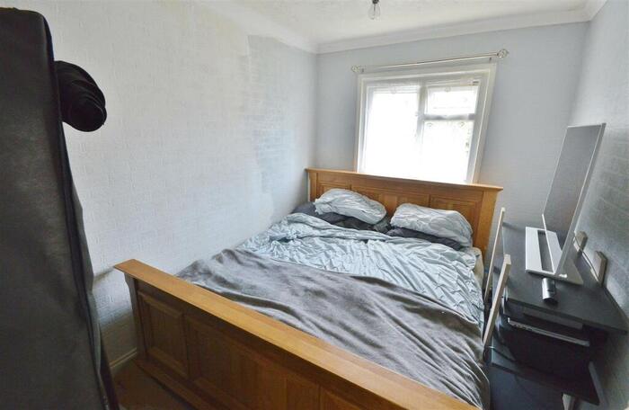 Сделать из детской спальню и впихнуть плазму - это прекрасно!