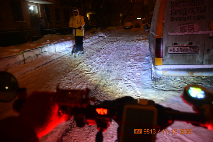 Интересно, каково курьерам в такую погоду на таких мелких колёсиках? Мне ваще никак, я чисто до магаза и обратно...