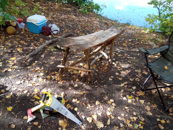 Весь инструмент приходилось постоянно возить с собой, но польза налицо, этот стол из палок и саморезов пару сезонов потом простоял.